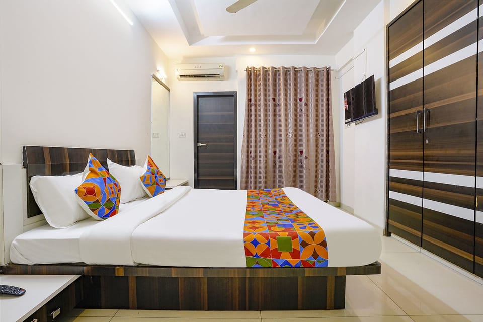 Egyptian cotton sheets, premium bedding, in-room safe, desk
