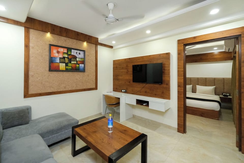Luxury Suite | Egyptian cotton sheets, premium bedding, desk, free WiFi