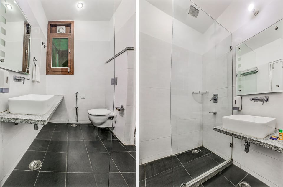 Shower, rainfall showerhead, free toiletries, towels