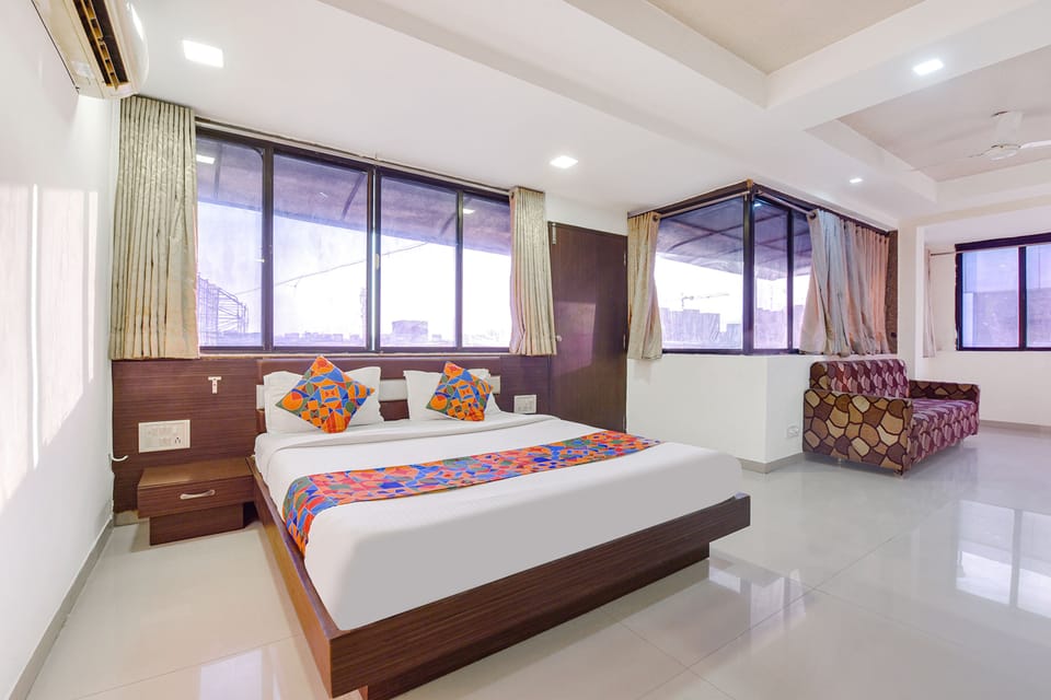 Egyptian cotton sheets, premium bedding, in-room safe, desk