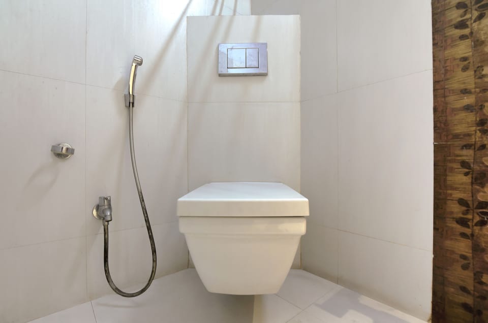 Shower, rainfall showerhead, free toiletries, towels
