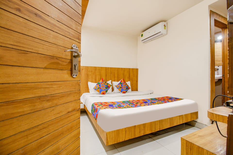 Deluxe Room | Egyptian cotton sheets, premium bedding, in-room safe, desk