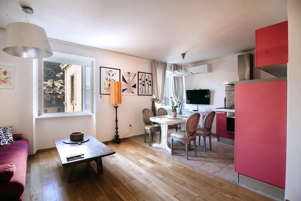 Panoramic Apartment | Living area | 81-cm Smart TV with cable channels, TV