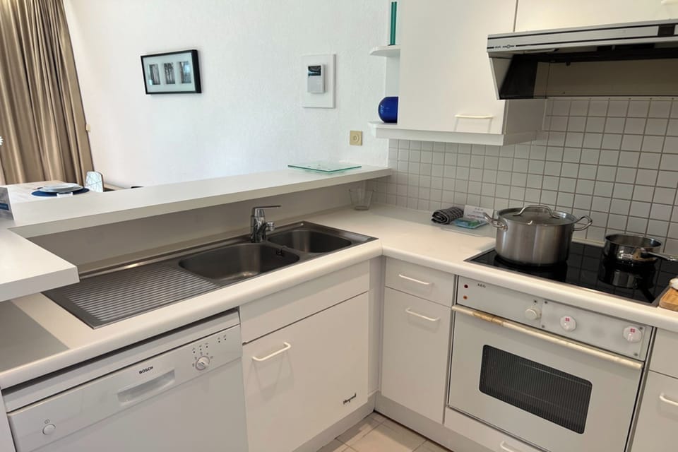 Family Apartment, Multiple Bedrooms, 2 Bathrooms, Sea Facing (Westhinder 200m From Sea) | Private kitchenette | Fridge, microwave, oven, stovetop