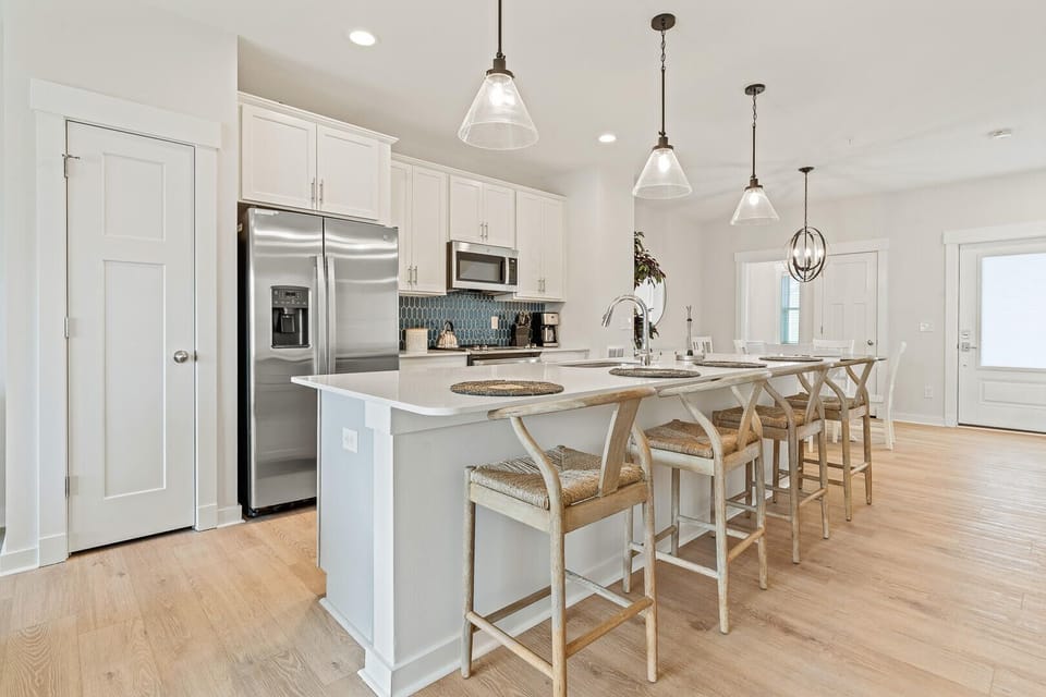 Deluxe Townhome | Private kitchen | Full-size fridge, microwave, oven, stovetop