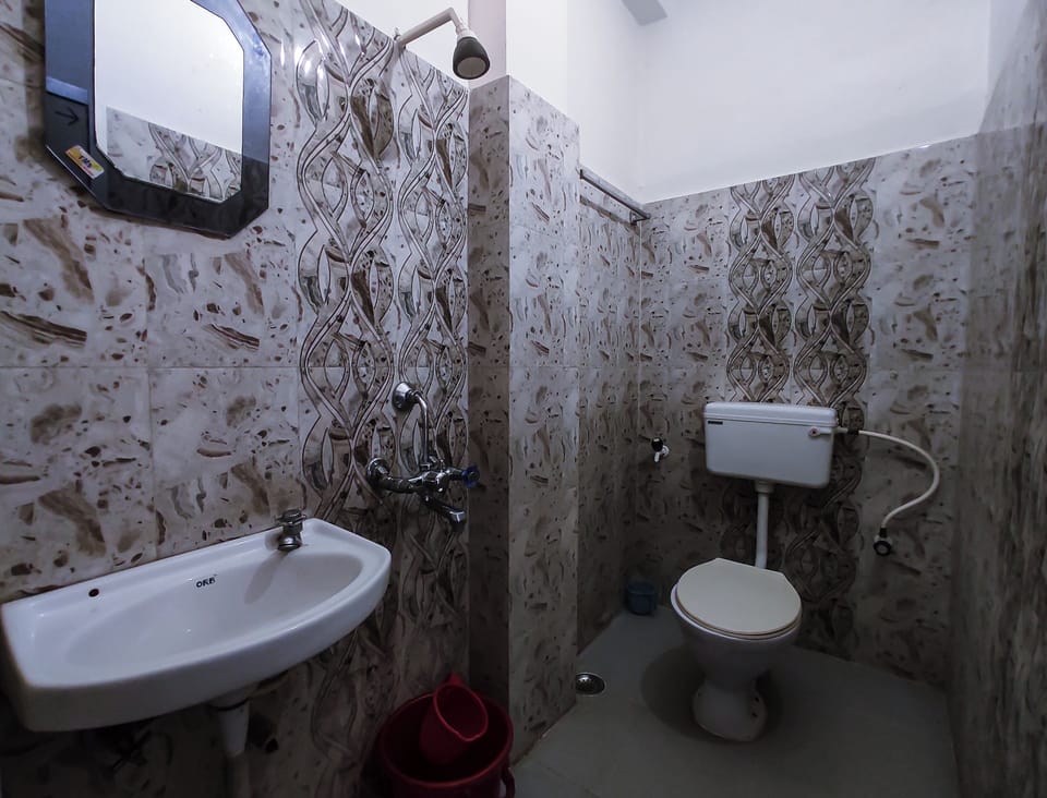 Standard Room, 1 King Bed | Bathroom | Shower, towels, soap