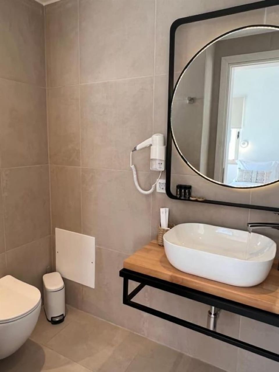 Executive Room | Bathroom | Shower, rainfall showerhead, hair dryer, bathrobes