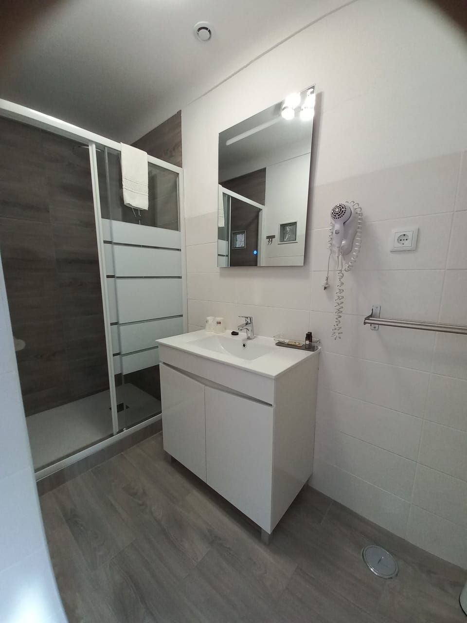 Classic Suite, 2 Bedrooms, Non Smoking, City View | Bathroom | Shower, free toiletries, hair dryer, bathrobes