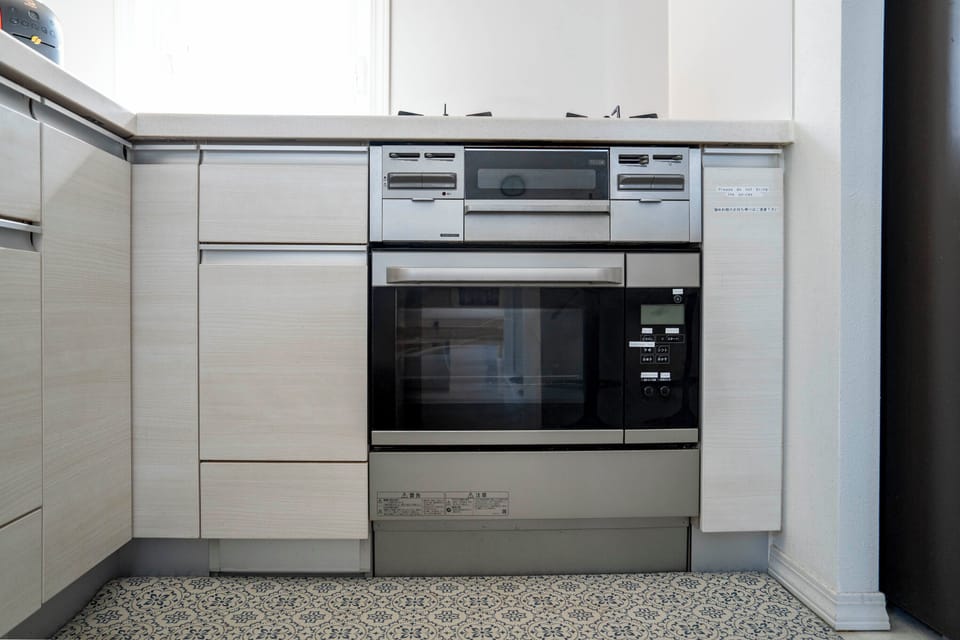 Full-size fridge, microwave, stovetop, dishwasher