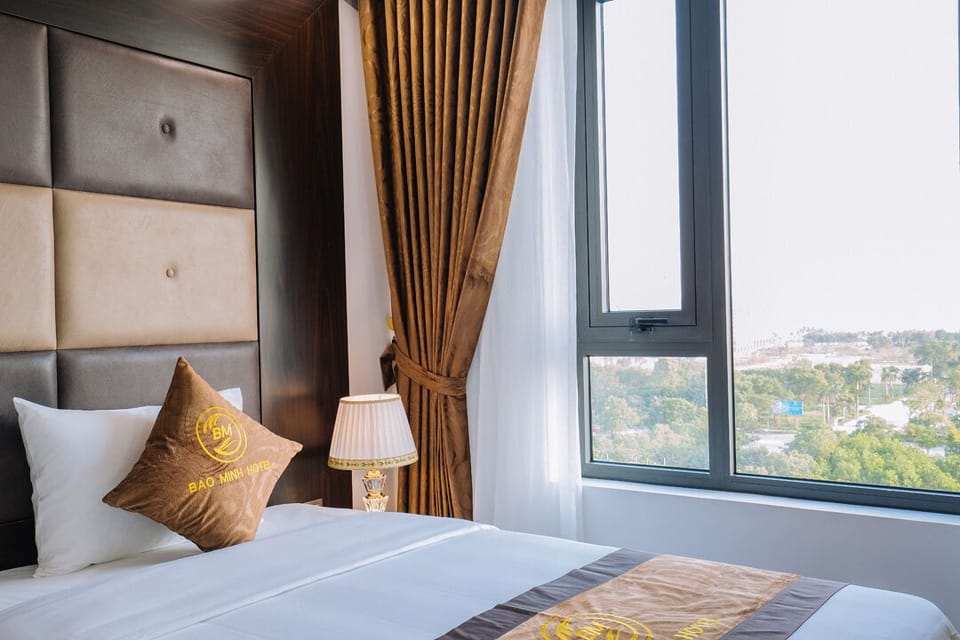 Minibar, desk, WiFi (free), bed sheets