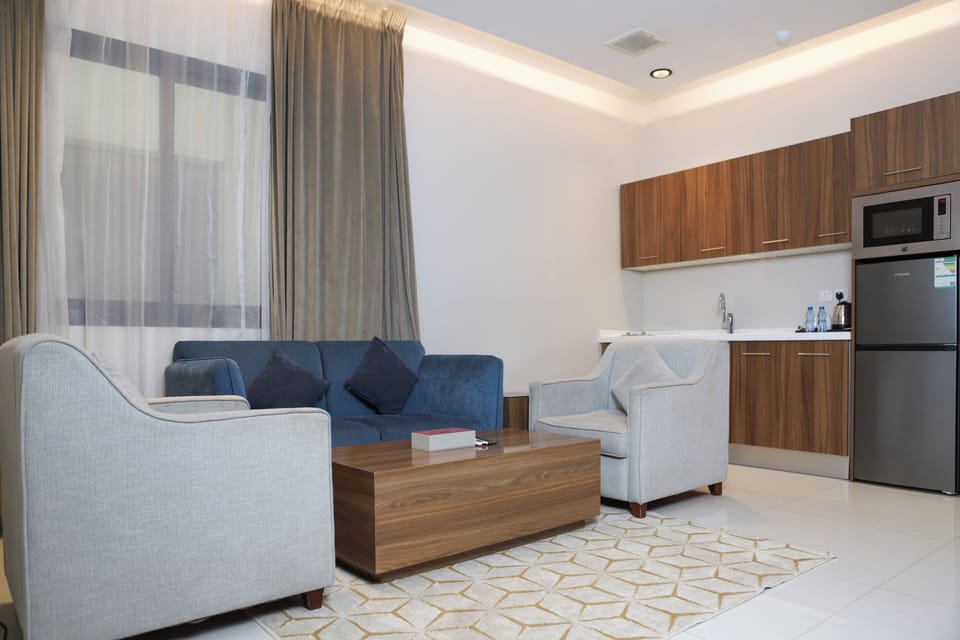 Junior Room | Living area | 43-cm Smart TV with cable channels, TV