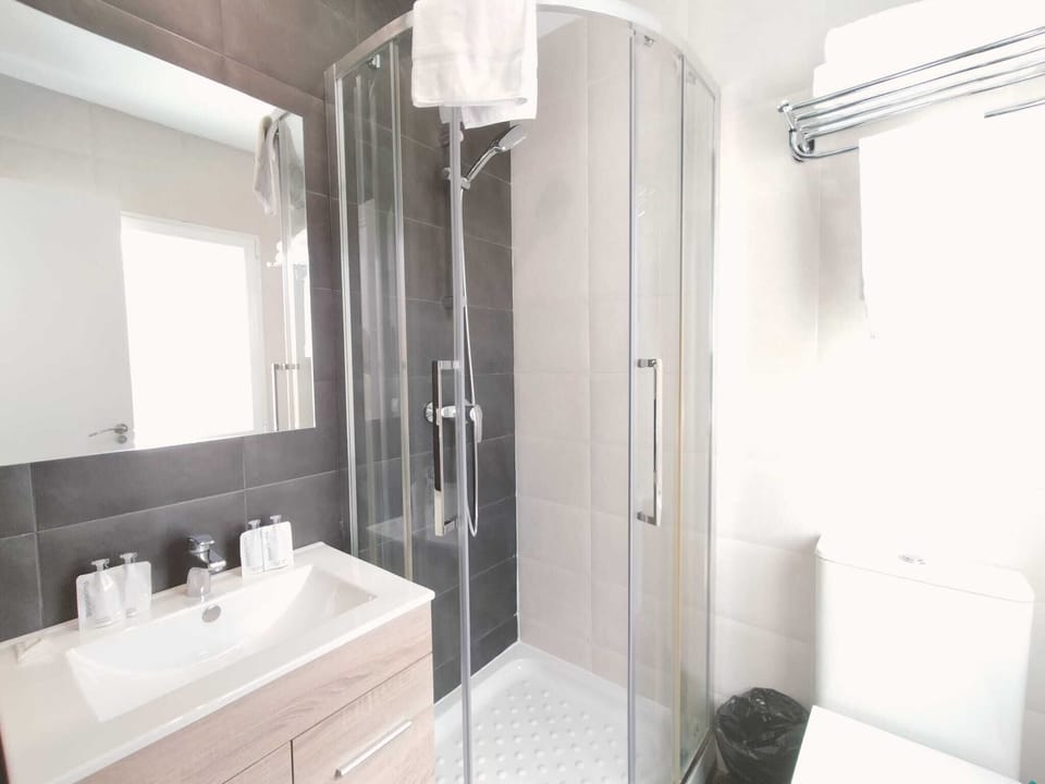 Double Room | Bathroom | Shower, free toiletries, hair dryer, towels