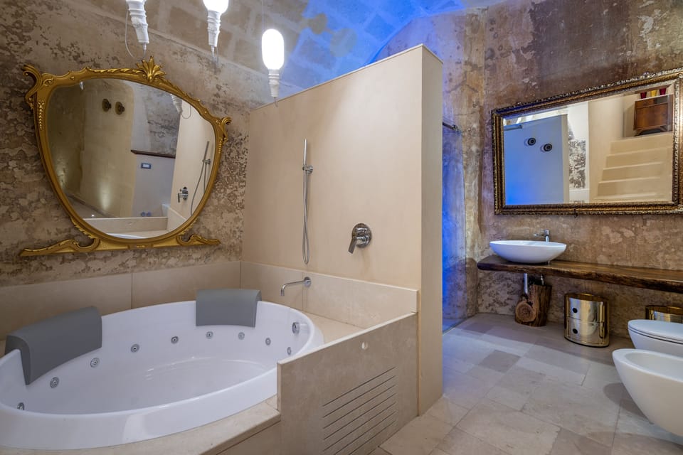 Deluxe Double Room, Hot Tub, Garden View (Camera delle Acque) | Bathroom
