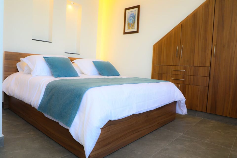 Deluxe Studio Suite | Premium bedding, down comforters, Select Comfort beds, WiFi (free)