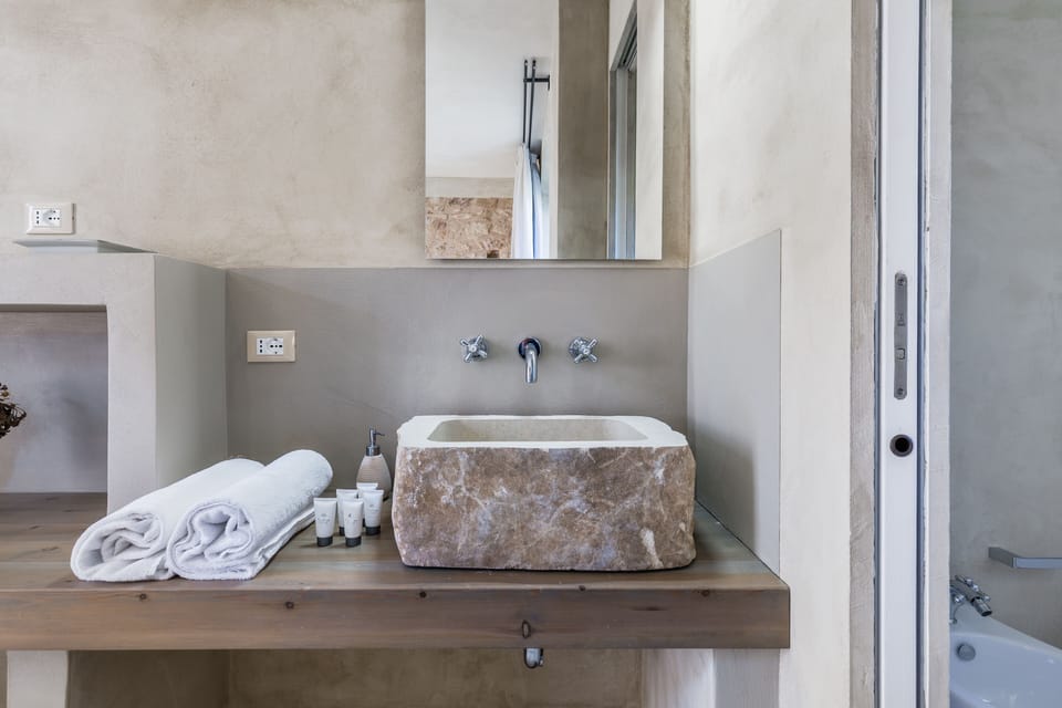 Classic Double Room, 1 Bedroom, Garden View | Bathroom | Designer toiletries, hair dryer, slippers, bidet