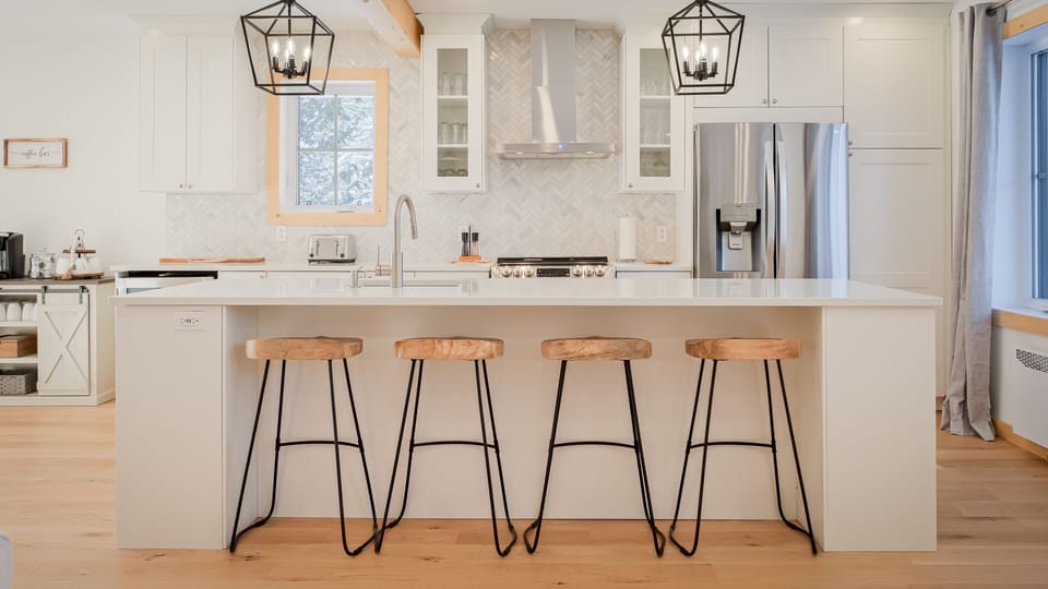 Deluxe Chalet | Private kitchen | Full-size fridge, microwave, oven, dishwasher