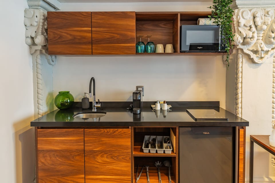 Deluxe Double Room | Private kitchen | Mini-fridge, microwave, espresso maker, paper towels