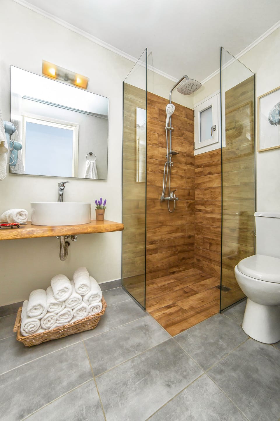 Triple Room | Bathroom | Shower, hydromassage showerhead, hair dryer, towels