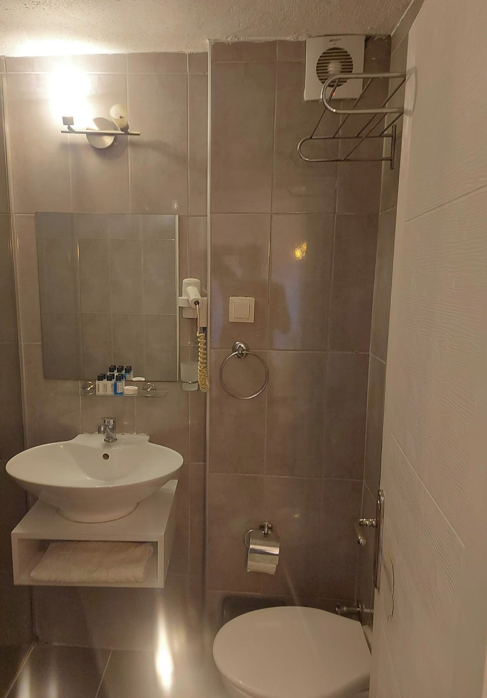 Basic Double Room | Bathroom | Shower, hair dryer, towels, soap