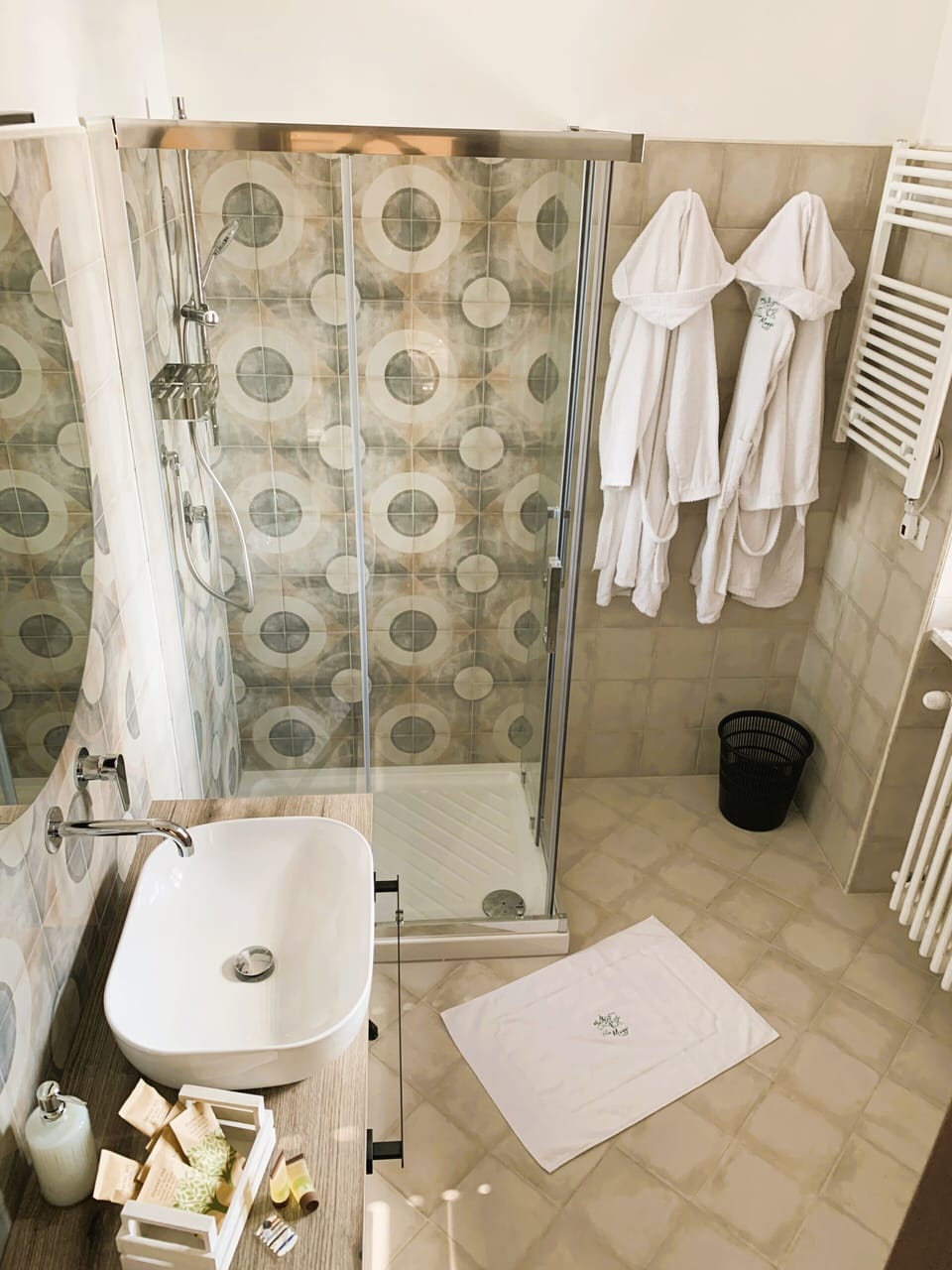 Romantic Room | Bathroom | Eco-friendly toiletries, hair dryer, slippers, bidet