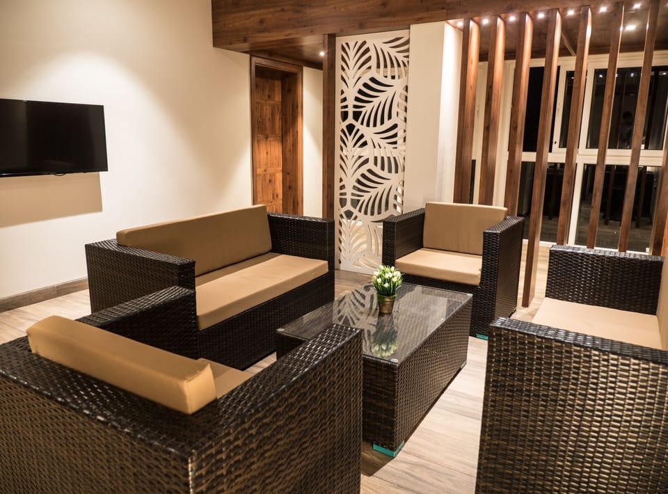 Royal Suite | Living area | 42-inch LED TV with satellite channels, TV