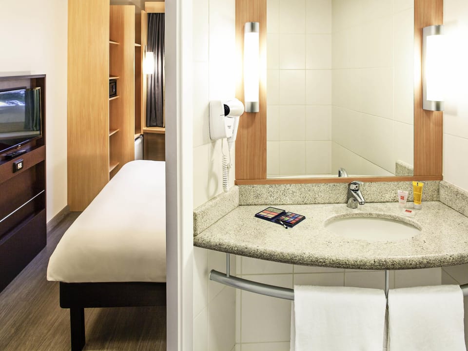 Standard Room, 1 Double Bed | In-room safe, desk, blackout drapes, soundproofing