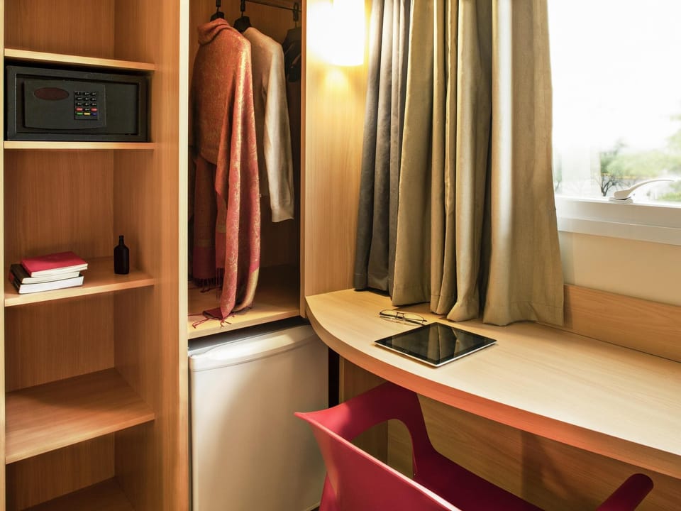 Standard Room, 1 Double Bed | In-room safe, desk, blackout drapes, soundproofing