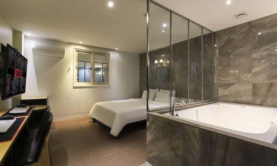 VIP | Desk, WiFi (free), individually decorated, individually furnished