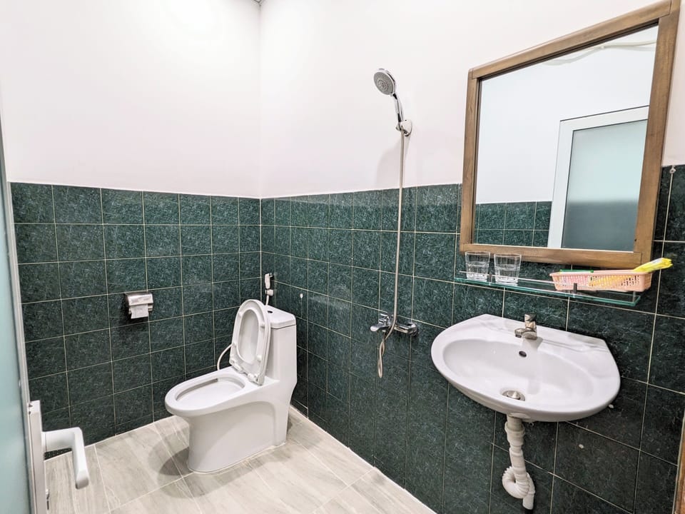 Room, 1 King Bed, Non Smoking, Courtyard View | Bathroom | Shower, rainfall showerhead, designer toiletries, hair dryer