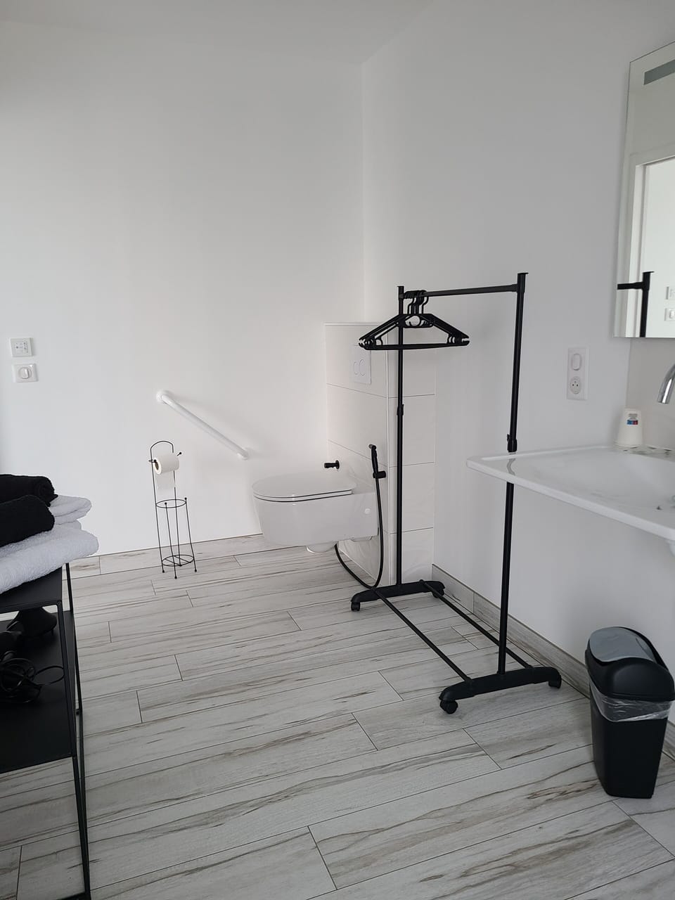 Comfort Double Room | Bathroom | Shower, free toiletries, hair dryer, heated floors