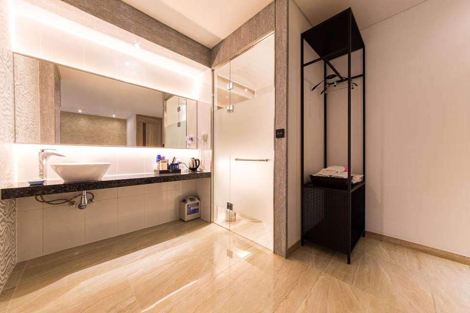 Deluxe Twin Room | Premium bedding, down comforters, desk, laptop workspace