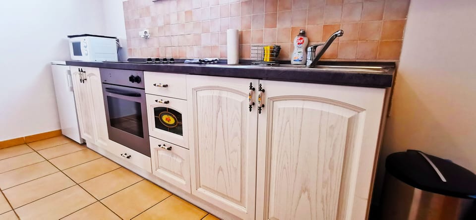City Apartment, 2 Bedrooms, Non Smoking, City View | Private kitchen | Full-size fridge, microwave, oven, stovetop