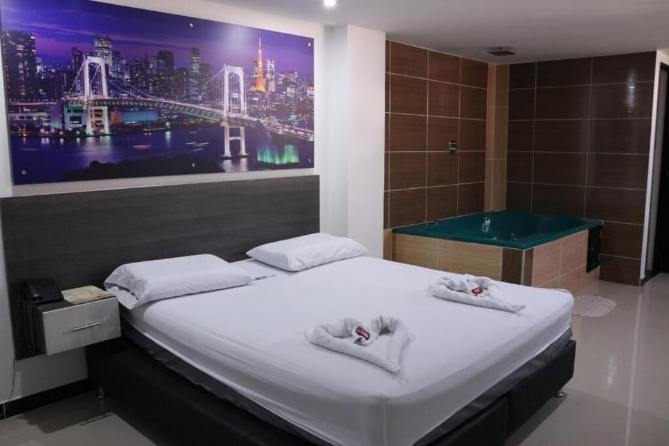 Minibar, desk, laptop workspace, free WiFi