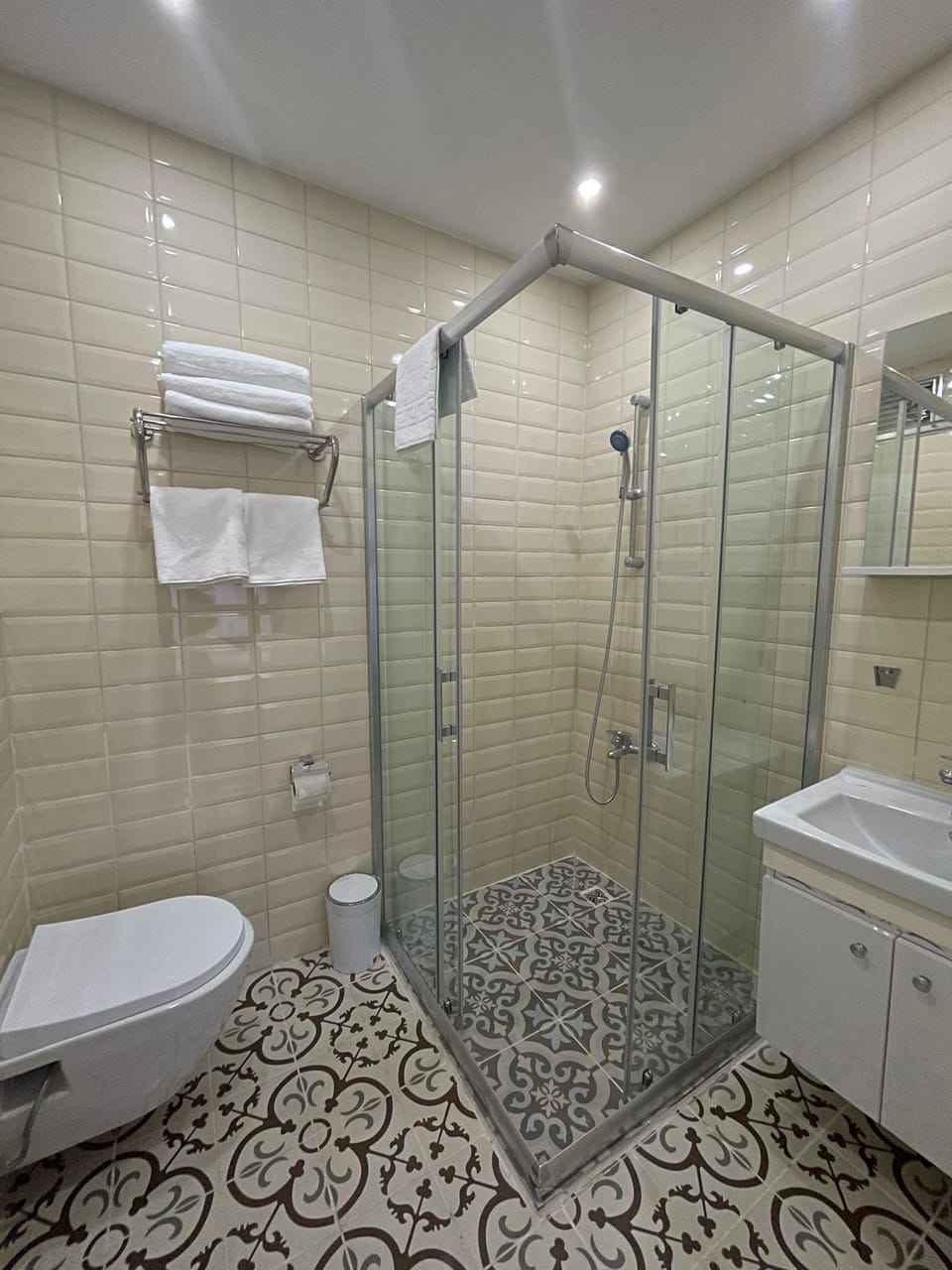 Standard Quadruple Room | Bathroom | Free toiletries, hair dryer, slippers, towels