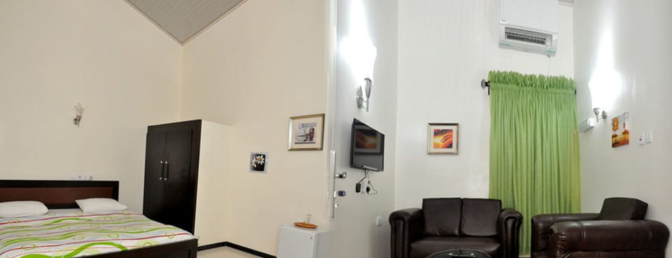 Executive Suite | In-room safe, desk, free WiFi
