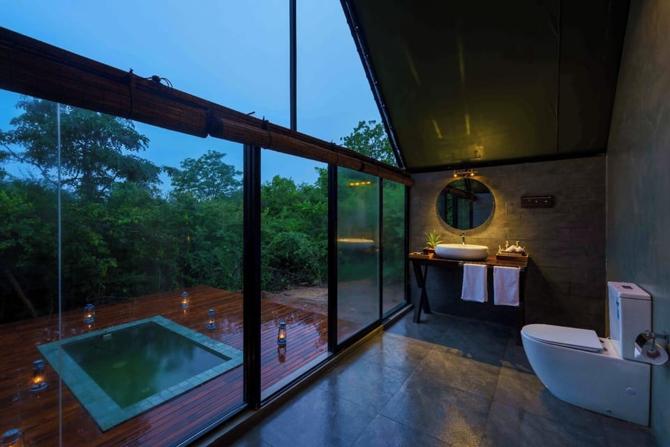 Superior Double Room | Bathroom | Shower, rainfall showerhead, free toiletries, towels