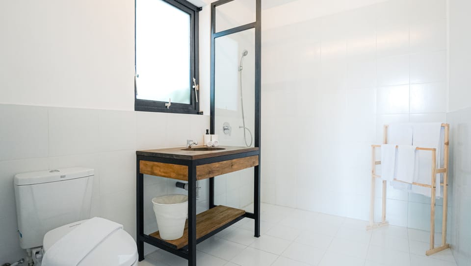 Deluxe Room, 1 King Bed, Mountain View | Bathroom | Shower, towels