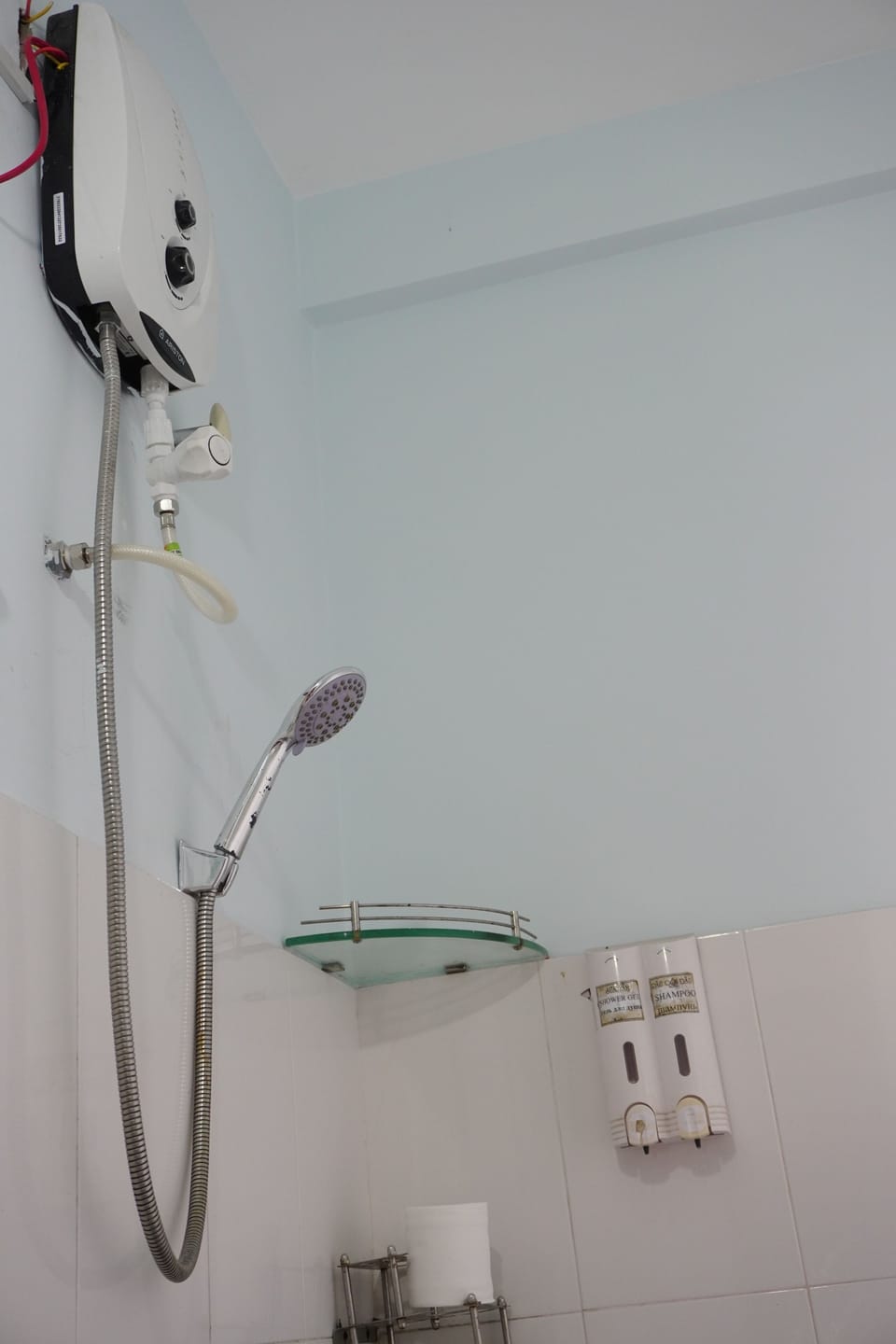 Hydromassage showerhead, slippers, towels, soap