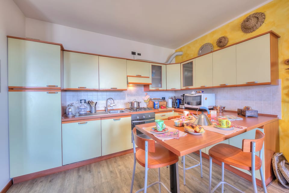 Family House, 3 Bedrooms, 2 Bathrooms (Miralago Lake View & Private Garden) | Private kitchen