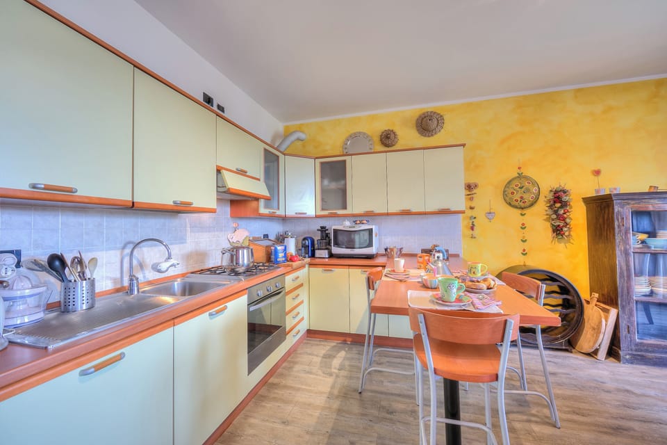 Family House, 3 Bedrooms, 2 Bathrooms (Miralago Lake View & Private Garden) | Private kitchen