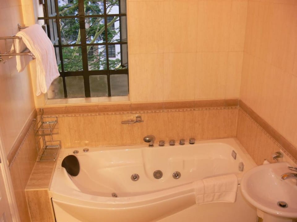 Deep soaking bathtub