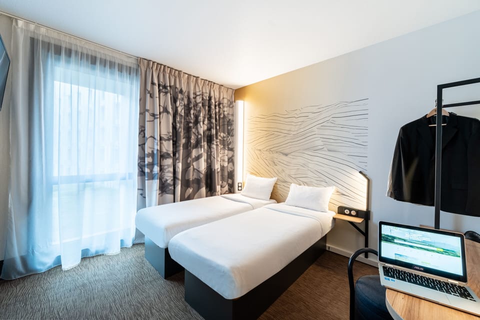 Twin Room | Desk, soundproofing, WiFi (free), bed sheets