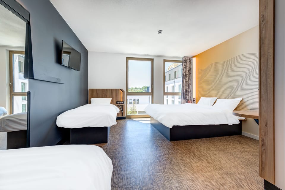 Quadruple Room | Desk, soundproofing, WiFi (free), bed sheets