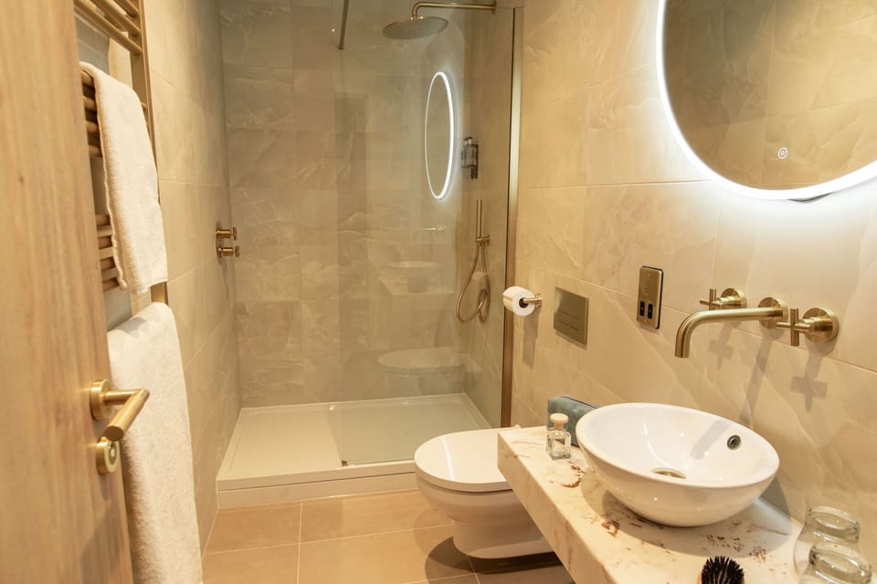 Wellness King Suite | Bathroom | Combined shower/tub, free toiletries, hair dryer, towels