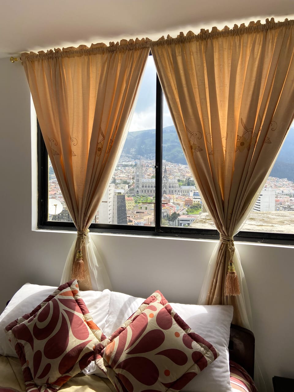 Romantic Room | Down comforters, WiFi (free), bed sheets