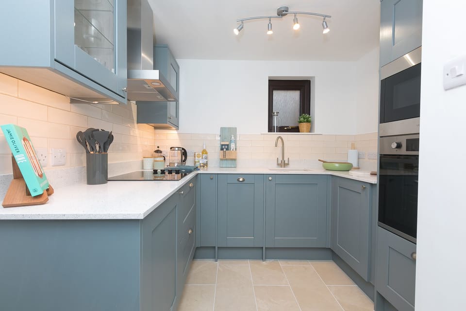 Cottage | Private kitchen | Fridge, dishwasher, electric kettle, toaster