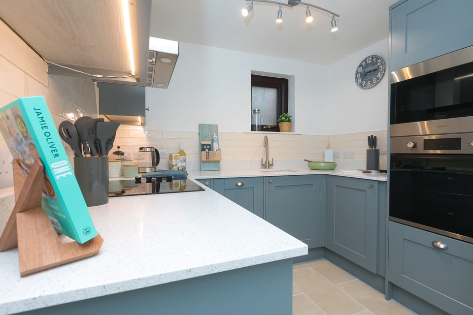 Cottage | Private kitchen | Fridge, dishwasher, electric kettle, toaster