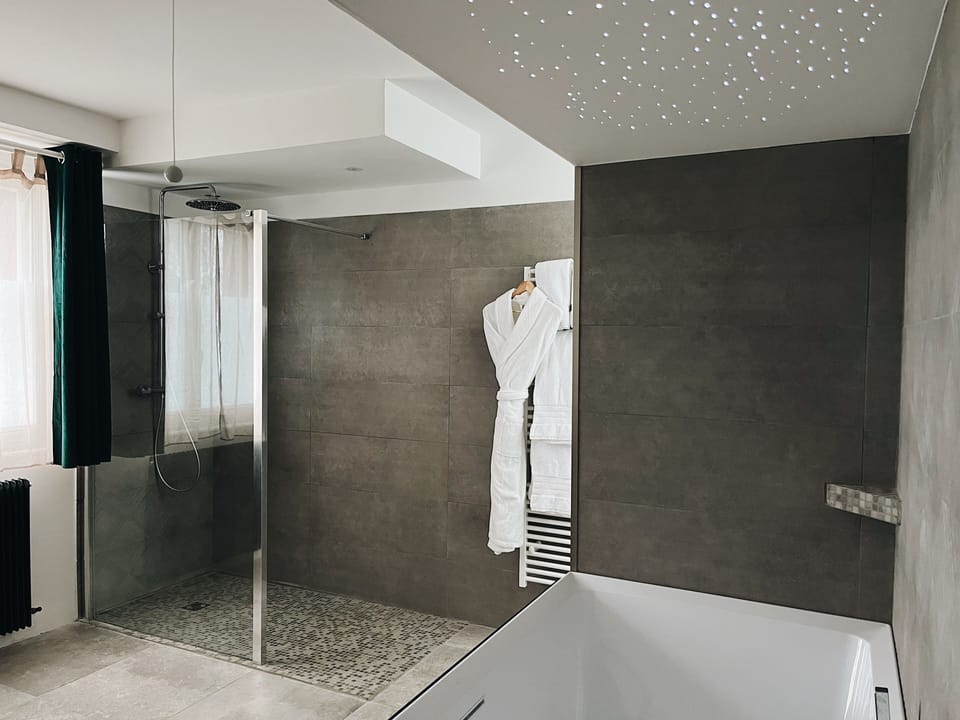 Superior Suite | Bathroom | Designer toiletries, bathrobes, towels, soap
