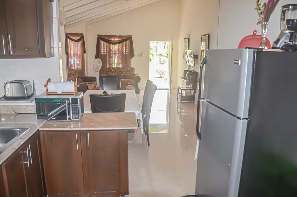 Full-size fridge, microwave, oven, stovetop