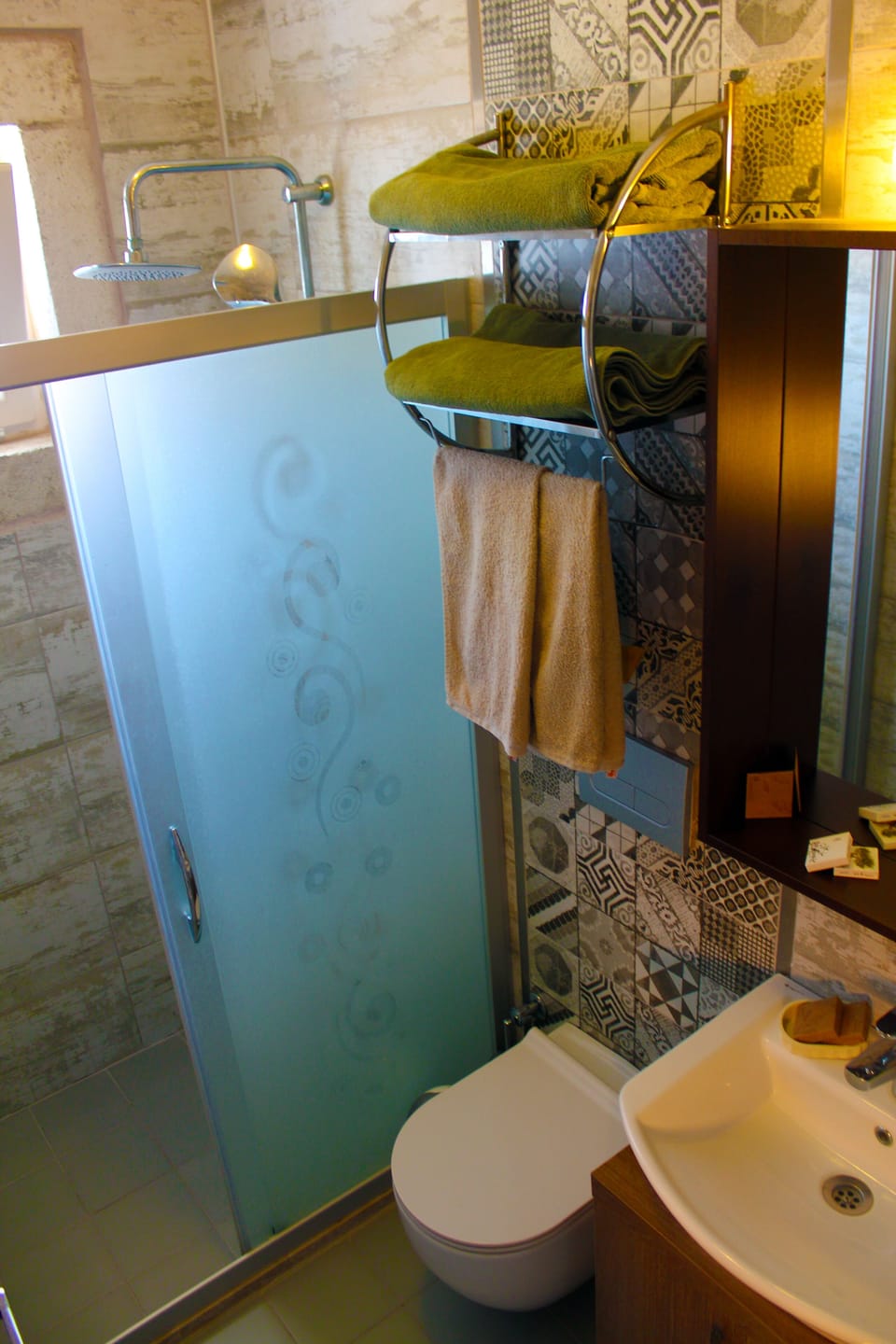 Shower, rainfall showerhead, free toiletries, hair dryer